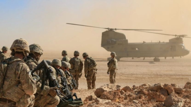 Soldados estadounidenses durante un ejercicio de entrenamiento con fuego real de la fuerza de respuesta aérea en la base aérea de Al Asad en Irak, en una foto de archivo del 31 de octubre de 2018. (Foto de la Guardia Nacional del Ejército de Estados Unidos por el 1er teniente Leland White)