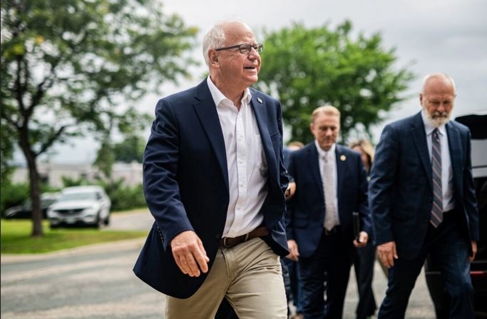 El gobernador de Minnesota, Tim Walz, llega para hablar en una rueda de prensa en el Ayuntamiento de Bloomington, Minnesota, el 1 de agosto de 2024. (Stephen Maturen/Getty Images)