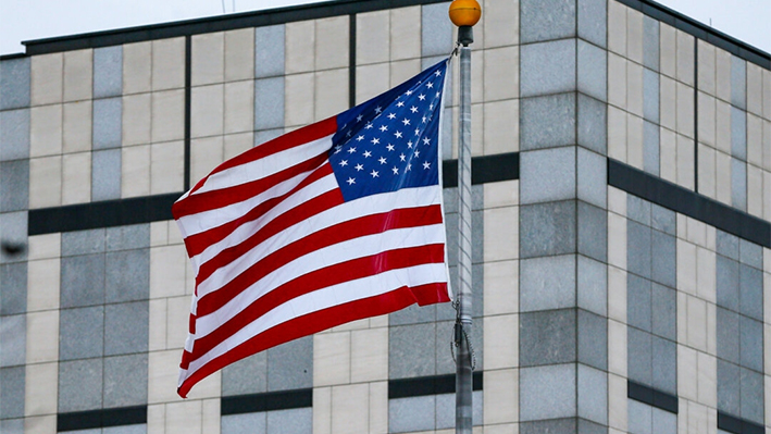 Una bandera ondea al viento en una embajada estadounidense en una foto de archivo. (Gleb Garanich/Reuters)
