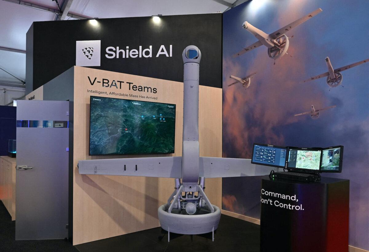 Un Shield AI V-BAT Teams, un sistema aéreo no tripulado (UAS) pilotado por Inteligencia Artificial (IA) de despegue y elevación vertical (VTOL), en la jornada inaugural del Salón Aeronáutico Internacional de Farnborough 2024, al suroeste de Londres, el 22 de julio de 2024. (Justin Tallis/AFP vía Getty Images)