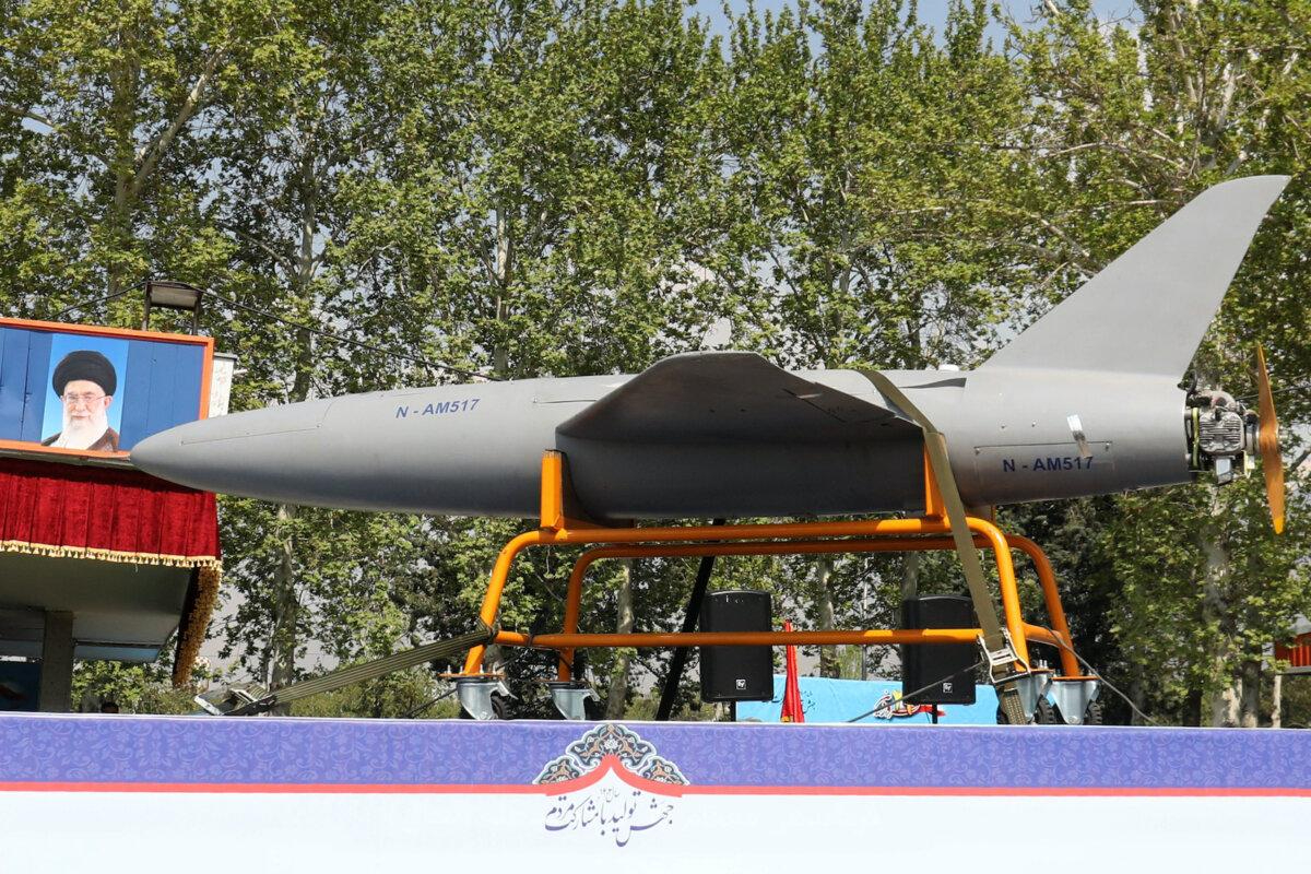 Un camión militar iraní transporta un avión no tripulado Arash durante un desfile militar como parte de una ceremonia que marca el día anual del ejército del país en Teherán el 17 de abril de 2024. (Atta Kenare/AFP vía Getty Images)