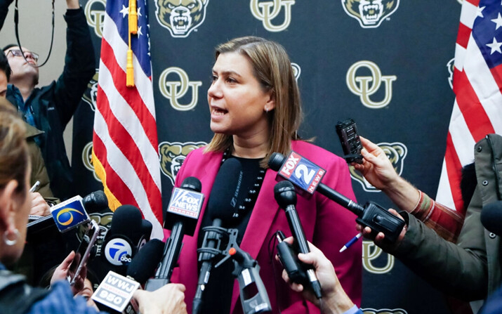 La representante Elissa Slotkin (D-Mich.) se dirige a los medios de comunicación después de mantener una conversación con la comunidad constituyente en la Universidad de Oakland, en Rochester, Michigan, el 16 de diciembre de 2019. (Carlos Osorio/AP Photo)