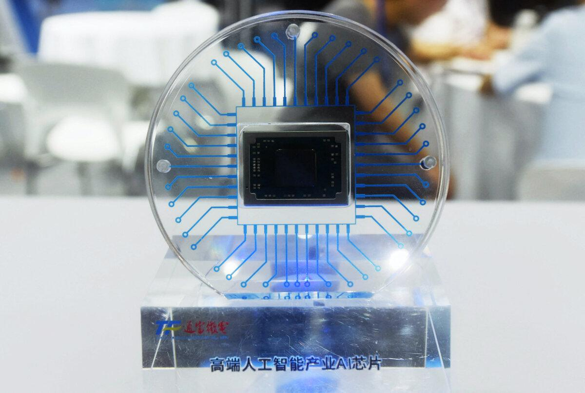 Un chip de inteligencia artificial de Tongfu Microelectronics se muestra durante el Congreso Mundial de Semiconductores en Nanjing, en la provincia oriental china de Jiangsu, el 19 de julio de 2023. (STR/AFP vía Getty Images)