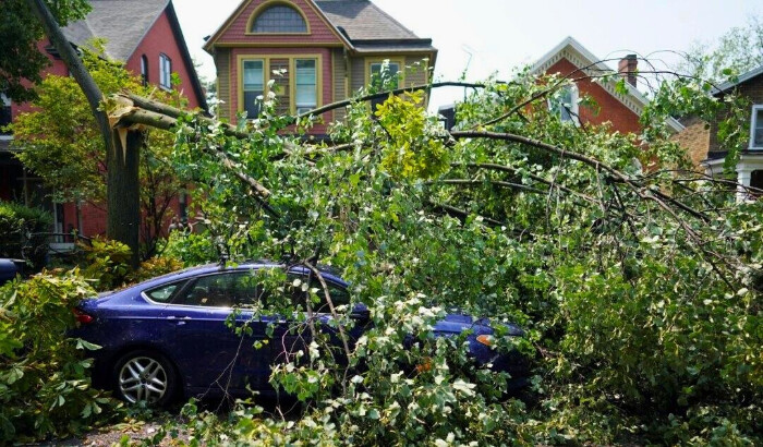 Las consecuencias de una tormenta repentina en Prospect Avenue en Buffalo, Nueva York, el 5 de agosto de 2024. (Derek Gee/The Buffalo News vía AP)