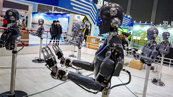 Robots industriales en un stand el día antes de la Feria Internacional de la Industria China 2015 en el Centro Nacional de Exposiciones y Convenciones de Shanghái el 2 de noviembre de 2015. (Getty Images)
