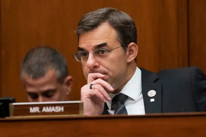 El representante Justin Amash (R-Mich.) escucha un debate en el Capitolio, el 12 de junio de 2019. (J. Scott Applewhite/Foto AP)