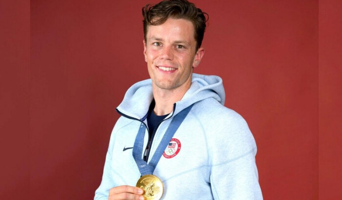 El atleta olímpico Justin Best del equipo de EE. UU. posa en el programa Today Show en París el 2 de agosto de 2024. (Kristy Sparow/Getty Images)