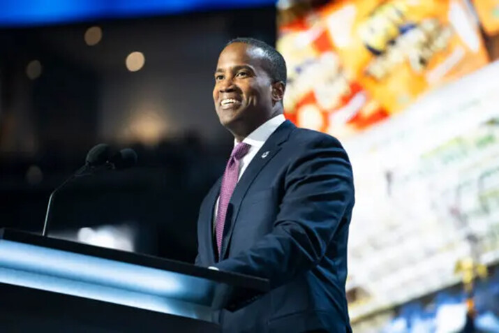 El representante John James (R-Mich.) habla en la Convención Nacional Republicana de 2024 (RNC), en Milwaukee, Wisconsin, el 15 de julio de 2024. (Madalina Vasiliu/The Epoch Times)