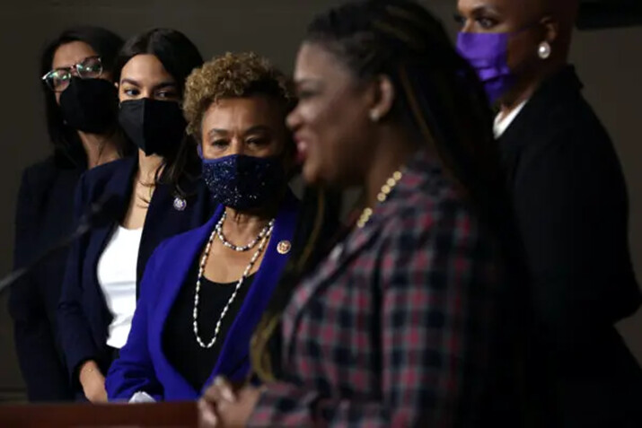 (I-D.) La representante estadounidense Rashida Tlaib (D-Mich.), la representante Alexandria Ocasio-Cortez (D-N.Y.), la representante Barbara Lee (D-Ca.), la representante Cori Bush (D-Mo.) y la representante Ayanna Pressley (D-MA.) participan en una conferencia de prensa en el Capitolio de Estados Unidos en Washington, D.C., el 8 de diciembre de 2021. (Alex Wong/Getty Images)