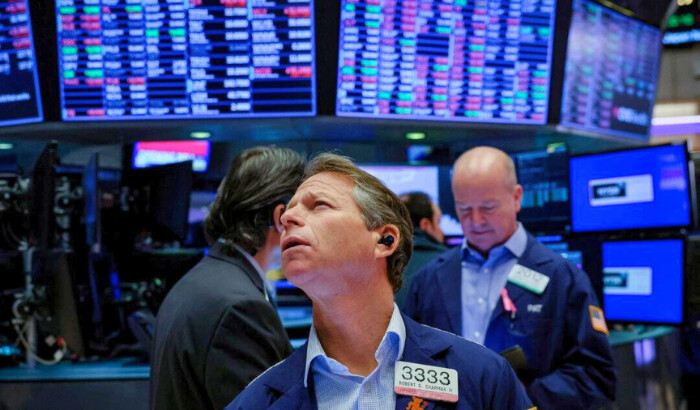 Los operadores trabajan en el parqué de la Bolsa de Valores de Nueva York (NYSE) en la ciudad de Nueva York, el 9 de enero de 2024. (Brendan McDermid/Reuters)