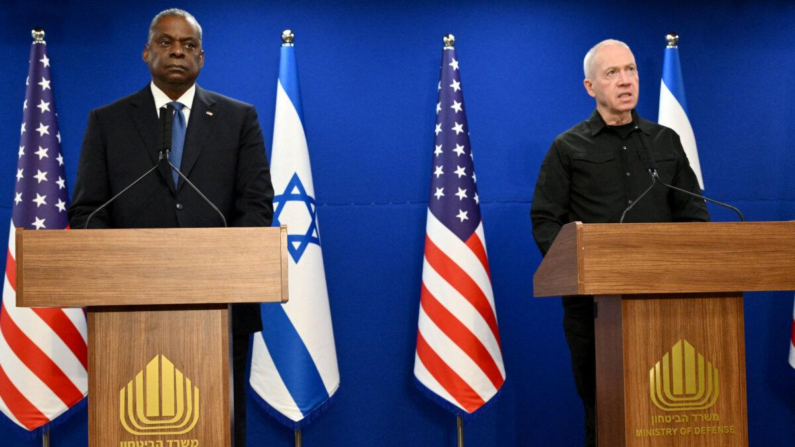 El secretario de Defensa estadounidense, Lloyd Austin (izq.), y el ministro de Defensa israelí, Yoav Gallant, ofrecen una rueda de prensa conjunta en Tel Aviv, Israel, el 18 de diciembre de 2023. (Alberto Pizzaoli/AFP vía Getty Images)
