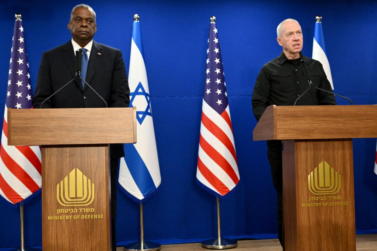 El secretario de Defensa estadounidense, Lloyd Austin (izq.), y el ministro de Defensa israelí, Yoav Gallant, ofrecen una rueda de prensa conjunta en Tel Aviv, Israel, el 18 de diciembre de 2023. (Alberto Pizzaoli/AFP vía Getty Images)