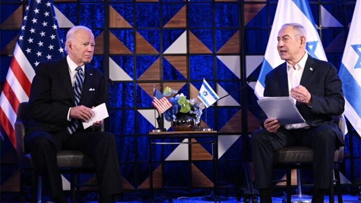 El presidente de Estados Unidos, Joe Biden (i), escucha mientras el primer ministro de Israel, Benjamin Netanyahu, lee una declaración antes de su reunión en Tel Aviv el 18 de octubre de 2023. (Brendan Smialowski/AFP vía Getty Images)