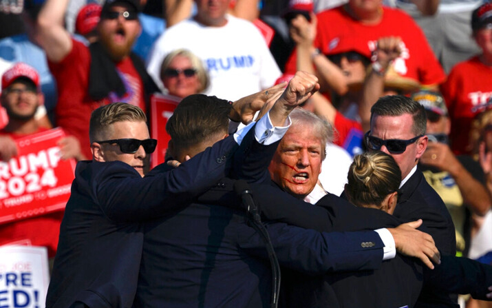 El expresidente Donald Trump recibe ayuda del Servicio Secreto después de que se escucharan disparos en un mitin de campaña en Butler Farm Show Inc., en Butler, Pensilvania, el 13 de julio de 2024. (Jeff Swensen/Getty Images)