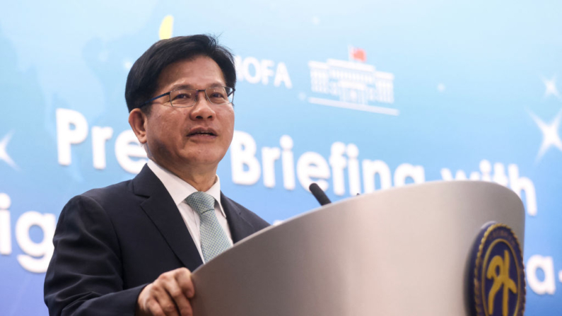 El ministro de Asuntos Exteriores de Taiwán, Lin Chia-lung, pronuncia un breve discurso durante una rueda de prensa internacional en Taipei (Taiwán) el 19 de julio de 2024. (I-Hwa Cheng/AFP vía Getty Images)