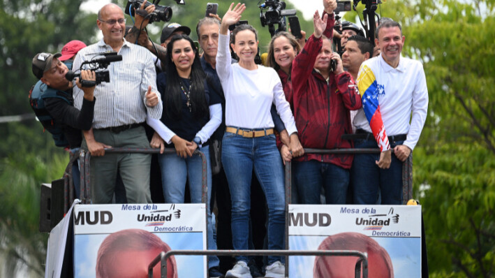 La líder opositora venezolana, María Corina Machado, durante una manifestación para protestar por los resultados de las elecciones presidenciales, en Caracas, el 3 de agosto de 2024. (FEDERICO PARRA/AFP via Getty Images)