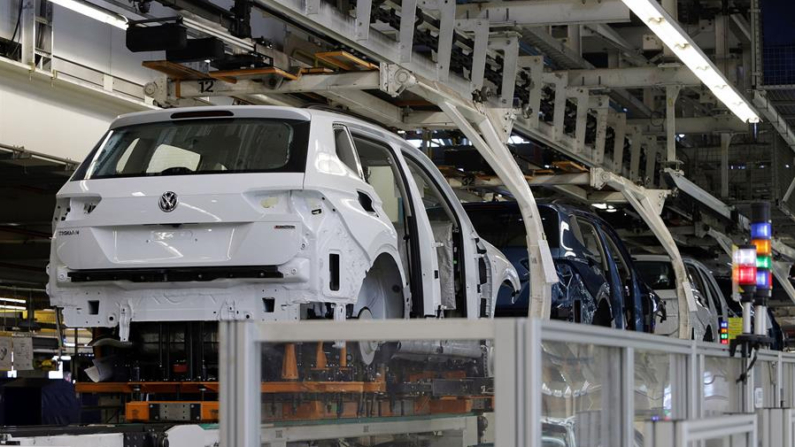 Fotografía de archivo de una línea de producción en una planta ensambladora de vehículos Volkswagen, en el estado de Puebla (México). EFE/Hilda Ríos