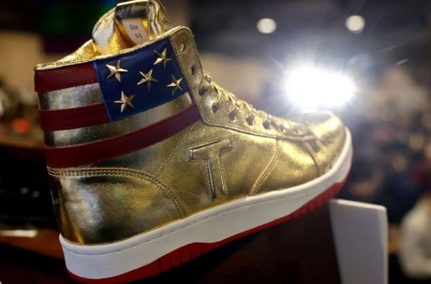 Zapatilla oficial de Trump presentada en la Sneaker Con en el Centro de Convenciones de Filadelfia el 17 de febrero de 2024. (Chip Somodevilla/Getty Images)