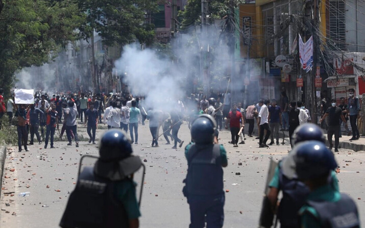 Estudiantes se enfrentan a la policía antidisturbios durante una protesta en Dacca, Bangladesh, el 18 de julio de 2024. (Rajib Dhar/AP Photo)