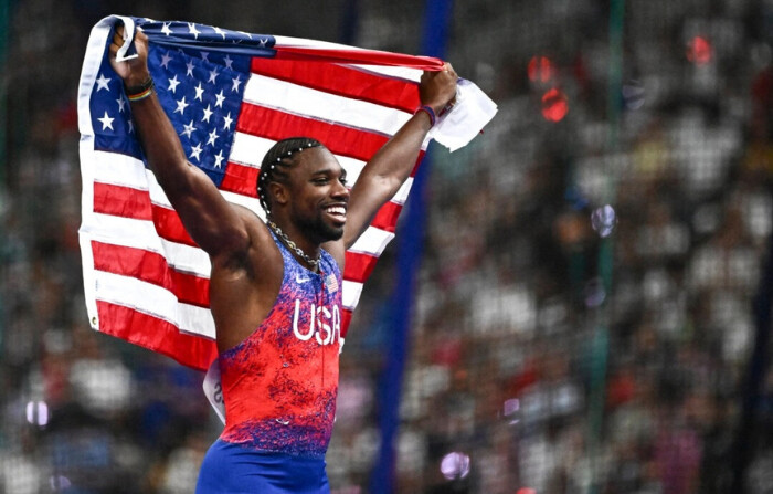 Noah Lyles, del equipo estadounidense, celebra su victoria en la final masculina de los 100 metros lisos de la prueba de atletismo de los Juegos Olímpicos de París 2024 en el Estadio de Francia de Saint-Denis, al norte de París, el 4 de agosto de 2024. (Jewel Samad/AFP vía Getty Images)
