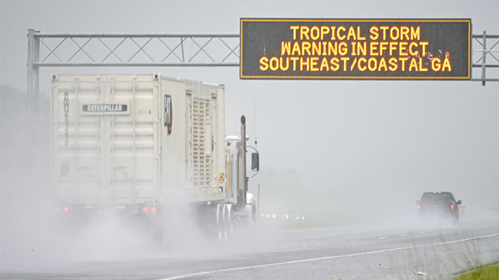 Un vehículo circula por una calle inundada por las lluvias de la tormenta tropical Debby el 5 de agosto de 2024 en Savannah, Georgia. (Miguel J. Rodríguez Carrillo/Getty Images)