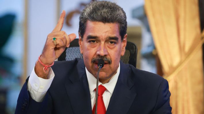 El presidente Nicolás Maduro habla durante una rueda de prensa tras declarar ante la sala electoral en la sede principal del Tribunal Supremo de Justicia (TSJ), el 2 de agosto de 2024 en el palacio presidencial de Miraflores en Caracas, Venezuela. (Jesus Vargas/Getty Images)