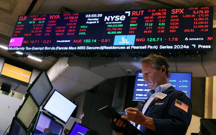 Los operadores trabajan en el parqué de la Bolsa de Valores de Nueva York durante las operaciones de la tarde del 5 de agosto de 2024, en la ciudad de Nueva York. (Michael M. Santiago/Getty Images)