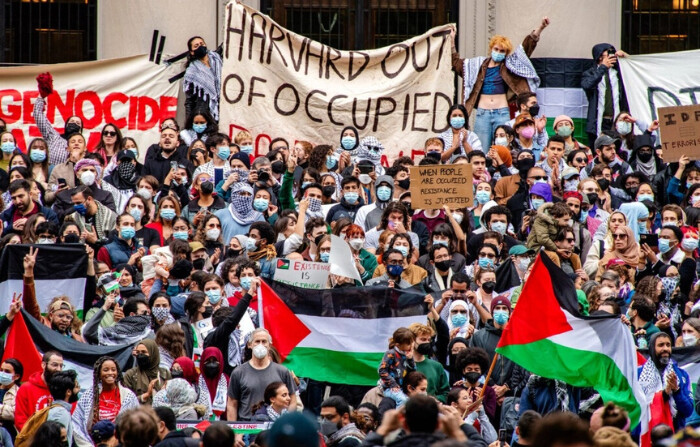 Manifestantes sostienen pancartas en apoyo a la "resistencia" palestina durante una concentración en la Universidad de Harvard en Cambridge, Massachusetts, el 14 de octubre de 2023. (Joseph Prezioso/AFP vía Getty Images)
