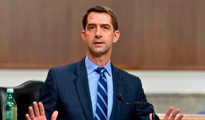 El senador Tom Cotton (R-Ark.) habla durante una audiencia en el Capitolio en Washington el 25 de marzo de 2021. (Andrew Harnik/Pool/Getty Images)