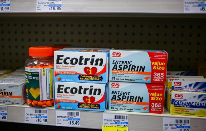 Cajas de pastillas de aspirina en la estantería de una tienda en Miami el 12 de abril de 2016. (Ilustración de Joe Raedle/Getty Images)
