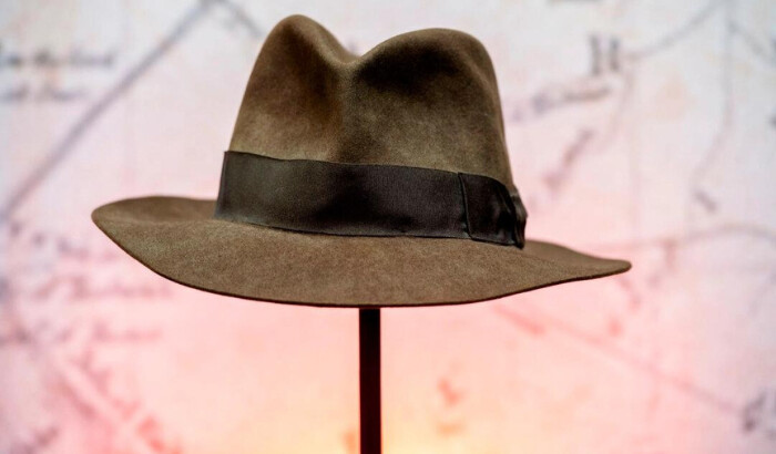 El sombrero fedora de Indiana Jones de Harrison Ford de la película "Indiana Jones y el Templo Maldito" se exhibe durante una vista previa para la prensa de los recuerdos icónicos de cine y televisión de Prop Store en Valencia, California, el 14 de mayo de 2021. (Valerie Macon/AFP vía Getty Images)