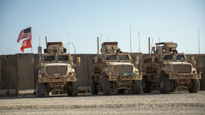 Tres vehículos resistentes a las minas y protegidos contra emboscadas estacionados en la base aérea de Al Asad, Irak, el 9 de abril de 2020. (Foto del Ejército de EE.UU. por Spc. Derek Mustard/Dominio Público)