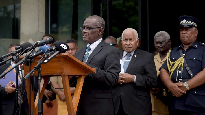 El recién elegido primer ministro de las Islas Salomón, Jeremiah Manele, habla durante una rueda de prensa frente a la Casa del Parlamento en Honiara el 2 de mayo de 2024. (ALARICS FUGUI/AFP vía Getty Images)