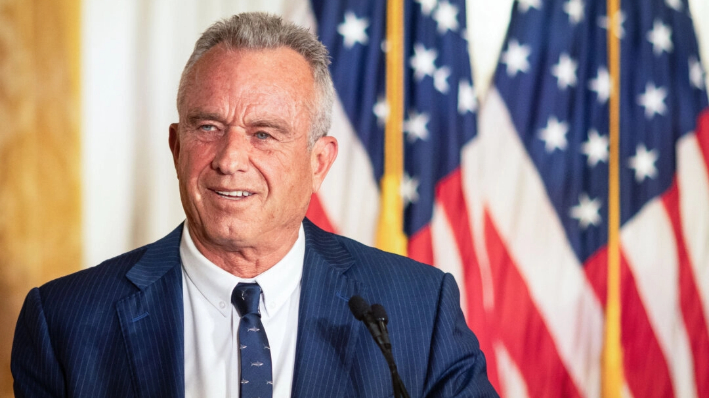 El candidato presidencial Robert F. Kennedy Jr. habla en la biblioteca Nixon, en Yorba Linda, California, el 12 de junio de 2024. (John Fredricks/The Epoch Times)