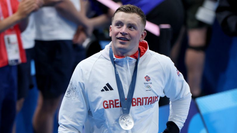 El medallista de plata Adam Peaty del equipo de Gran Bretaña, después de la ceremonia de entrega de medallas de natación tras la final masculina de 100 m braza en el Arena Paris La Défense, el 28 de julio de 2024 en Nanterre. (Crédito de la foto Clive Rose/Getty Images)