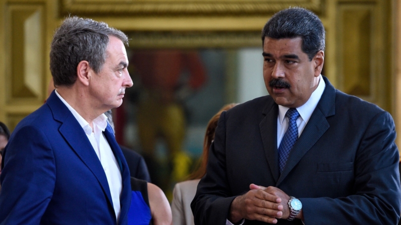 El presidente venezolano Nicolás Maduro (d) habla con el expresidente del gobierno español José Luis Rodríguez Zapatero (i) en el palacio presidencial de Miraflores en Caracas el 18 de mayo de 2018. (Photo FEDERICO PARRA/AFP via Getty Images)