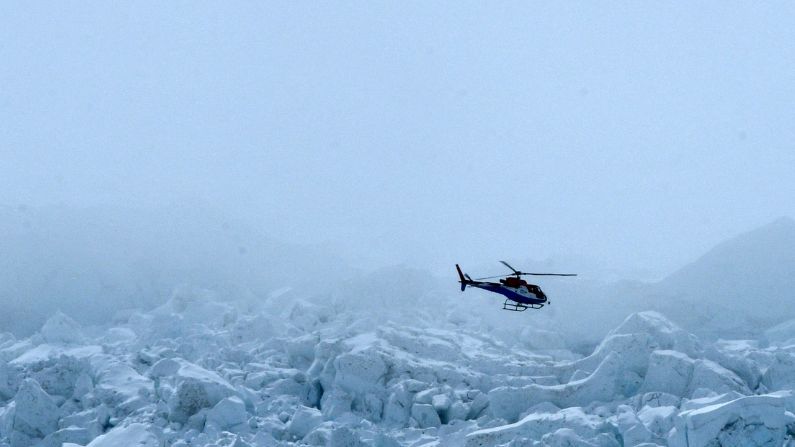 Foto de archivo: En esta fotografía tomada el 2 de mayo de 2021, un helicóptero vuela sobre el glaciar Khumbu en la región del Monte Everest del distrito de Solukhumbu, a unos 140 km al noreste de la capital de Nepal, Katmandú. (PRAKASH MATHEMA/AFP a través de Getty Images)