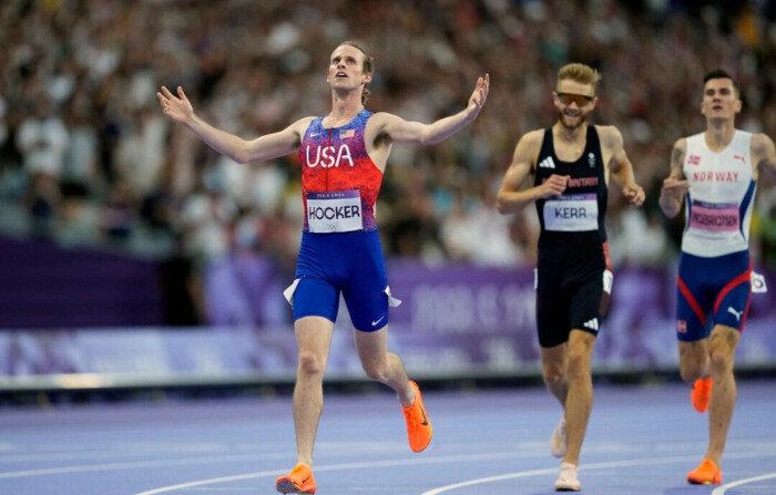 Cole Hocker, de Estados Unidos, cruza la línea de meta por delante del británico Josh Kerr y del cuarto clasificado, el noruego Jakob Ingebrigtsen, para ganar la final masculina de 1.500 metros en los Juegos Olímpicos de Verano de Saint-Denis, Francia, el 6 de agosto de 2024. (Ashley Landis/Foto AP)