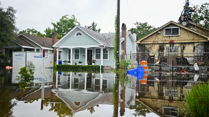 Una casa atrapada en una calle inundada debido a la tormenta tropical Debby el 6 de agosto de 2024 en Charleston, Carolina del Sur. (Miguel J. Rodriguez Carrillo/Getty Images)