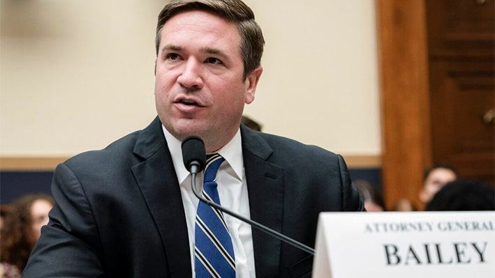 El fiscal general de Misuri, Andrew Bailey, testifica ante la audiencia del Comité Judicial de la Cámara de Representantes sobre la Fiscalía de Manhattan en el Capitolio en Washington, el 13 de junio de 2024. (Jose Luis Magana/Foto AP)
