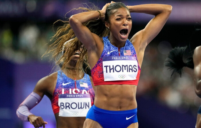 Gabrielle Thomas, de Estados Unidos, reacciona tras ganar la final femenina de 200 metros en los Juegos Olímpicos de Verano de Saint-Denis, Francia, el 6 de agosto de 2024. (Petr David Josek/Foto AP)
