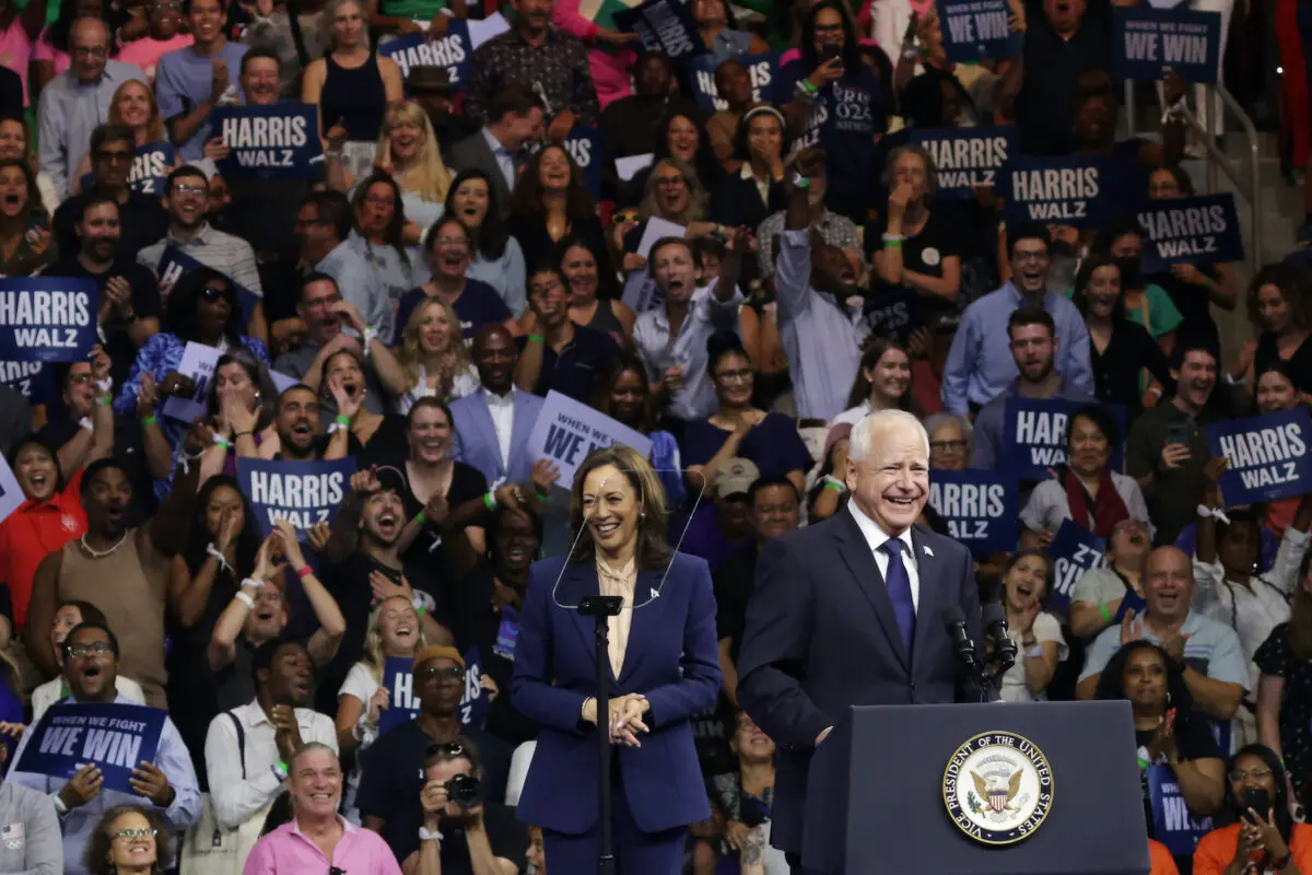 El gobernador de Minnesota, Tim Walz (d), candidato demócrata a la vicepresidencia, habla mientras la candidata demócrata a la vicepresidencia de EE.UU., Kamala Harris (i), escucha durante un acto de campaña en el Girard College de Filadelfia, Pensilvania, el 6 de agosto de 2024. (Alex Wong/Getty Images)