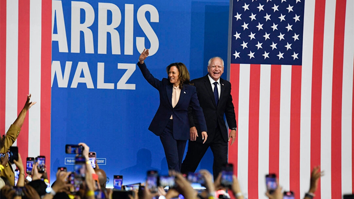 La vicepresidenta de EE. UU. y candidata demócrata a la presidencia en 2024, Kamala Harris, y su compañero de fórmula, el gobernador de Minnesota Tim Walz, saludan a sus seguidores a su llegada al Liacouras Center de la Universidad de Temple en Filadelfia, Pensilvania, el 6 de agosto de 2024, en el primer día de su "Battleground State Tour". (Matthew Hatcher/AFP vía Getty Images)