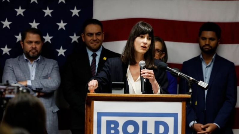 La representante electa Marie Gluesenkamp Pérez (D-WA) habla en un evento del Caucus Hispano del Congreso (CHC) para dar la bienvenida a los nuevos miembros latinos del Congreso en la sede del Comité Nacional Demócrata (DNC) el 18 de noviembre de 2022 en Washington, DC. (Anna Moneymaker/Getty Images)