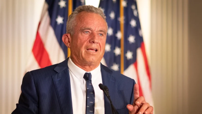 El candidato presidencial Robert F. Kennedy Jr. habla en la biblioteca Nixon en Yorba Linda, California, el 12 de junio de 2024. (John Fredricks/The Epoch Times)