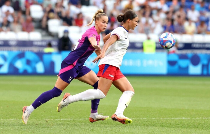 Sophia Smith (11) del equipo de Estados Unidos avanza el balón contra Giulia Gwinn (15) del equipo de Alemania durante el partido de semifinales femenino entre Estados Unidos de América y Alemania durante los Juegos Olímpicos de París 2024 en Lyon, Francia, el 6 de agosto de 2024. (Claudio Villa/Getty Images)
