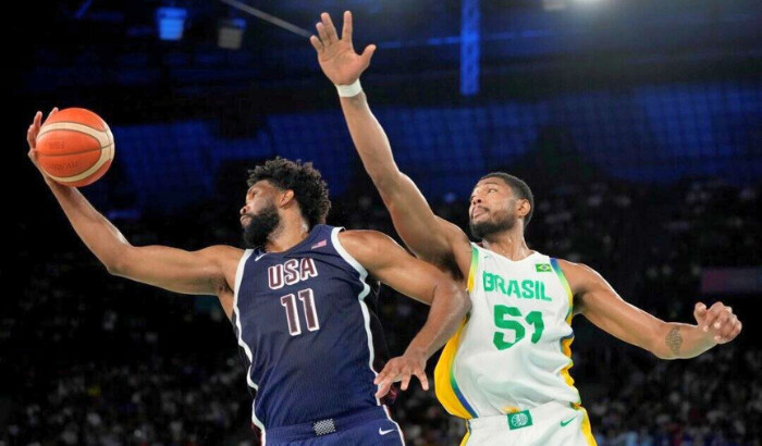 Joel Embiid (izq.), del equipo de Estados Unidos, captura un rebote del brasileño Bruno Caboclo durante un partido de cuartos de final de baloncesto masculino olímpico en París el 6 de agosto de 2024. (Michael Conroy/AP Foto)