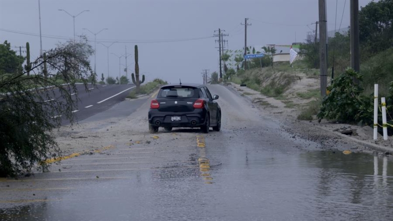 Fotografía de archivo del agua en la carretera por el fuerte oleaje ante la llegada de un huracán en Los Cabos (México). EFE/ Jorge Reyes