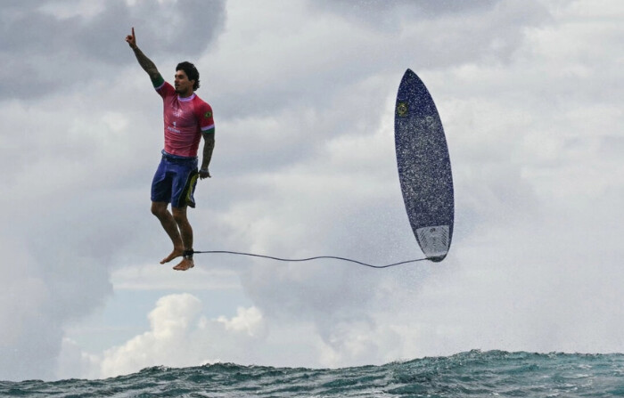 El brasileño Gabriel Medina reacciona tras conseguir una gran ola en la 5ª manga de la ronda 3 de surf masculino, durante los Juegos Olímpicos de París 2024, en Teahupo'o, en la isla de Tahití, en la Polinesia Francesa, el 29 de julio de 2024. (Jerome Brouillet/ AFP vía Getty Images)