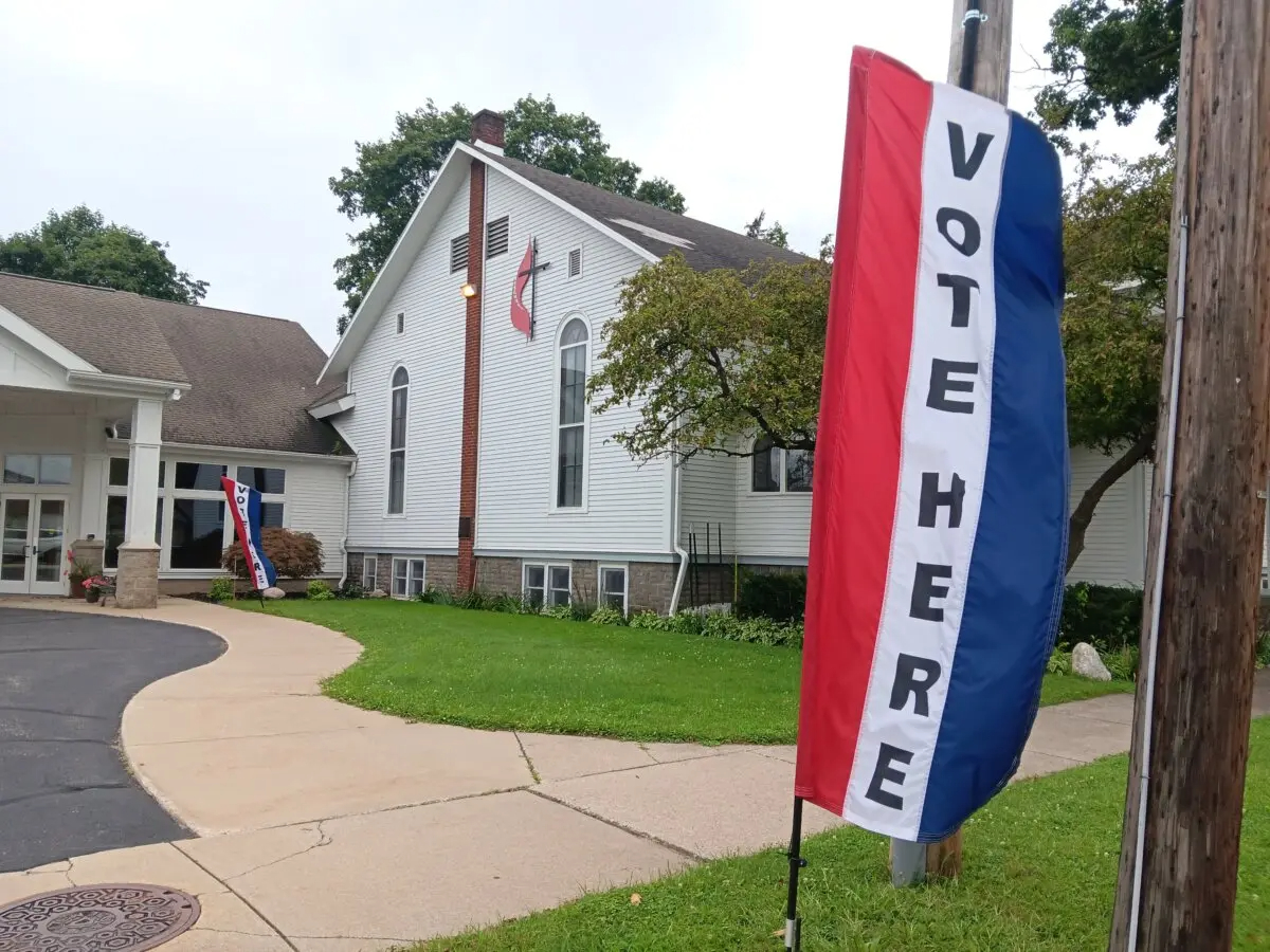 Los votantes están invitados a depositar su voto en la Iglesia Metodista Unida de Vicksburg, Michigan, el 6 de agosto de 2024. (Nathan Worcester/The Epoch Times)